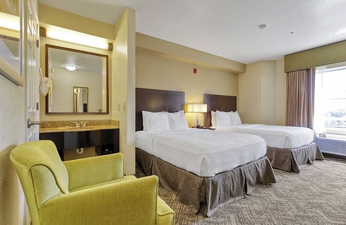 Florida Central Atlantic Coast Hotel | Family-Friendly Hotel Near SeaWorld with Pool & Breakfast