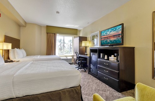 Florida Central Atlantic Coast Hotel | Family-Friendly Hotel Near SeaWorld with Pool & Breakfast