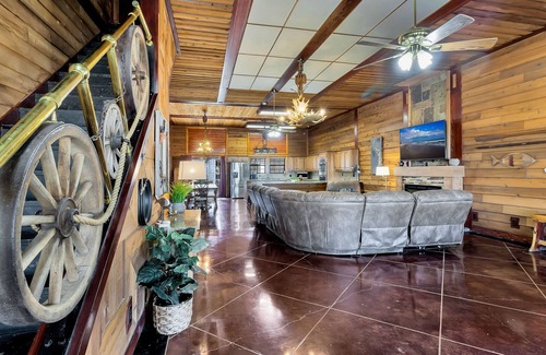 Quinlan House | Discover Your Ideal Retreat at The Oasis - Guest Rated 9.8