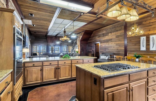 Quinlan House | Discover Your Ideal Retreat at The Oasis - Guest Rated 9.8
