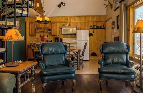 Rice Lake Ski Chalet | Relax in Room 20 at The Bay House - Curriers Lakeview Lodge