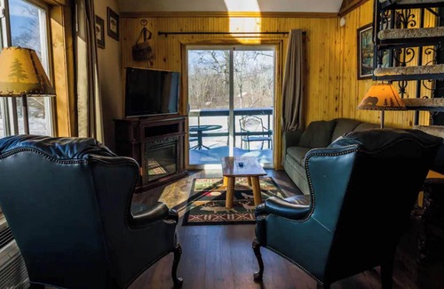 Rice Lake Ski Chalet | Relax in Room 20 at The Bay House - Curriers Lakeview Lodge