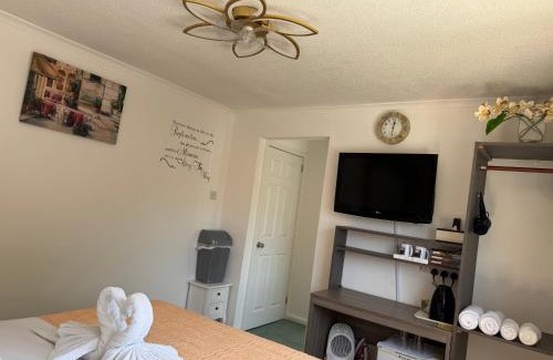 Droitwich House | Experience Comfort at Chorley Road with Kitchen Amenities