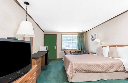 Summitt Hotel | Relax at Knights Inn Ashland: Pool, WiFi & Pet-Friendly!