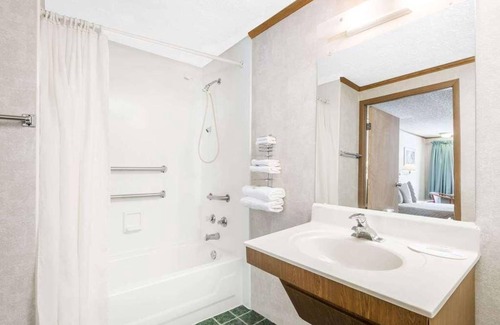 Summitt Hotel | Relax at Knights Inn Ashland: Pool, WiFi & Pet-Friendly!