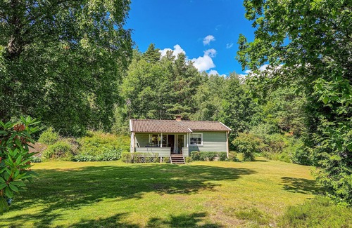 Svanesund House | Escape to Nature: Relax by the Lake with Ocean Views