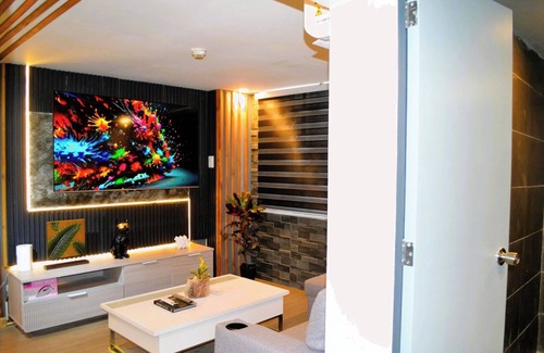 Highway Hills Apartment | Enjoyable 2-bedroom loft apartment with AC in Mandaluyong City
