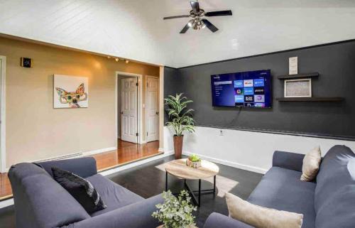 Rochester House | Enjoyable Home by Airport and Downtown