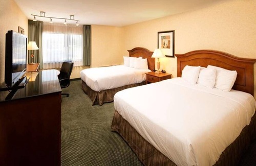 Wenatchee Resort | Relaxing Getaway with Outdoor Pool, Pets Welcome!