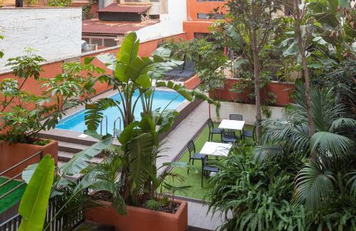 la Vila de Gracia Apartment | Relax at Enjoybcn Patio de Gracia: Pet-Friendly & Poolside