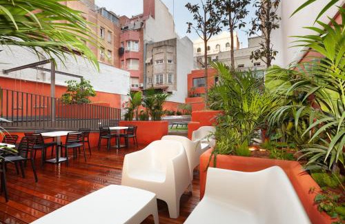 la Vila de Gracia Apartment | Relax at Enjoybcn Patio de Gracia: Pet-Friendly & Poolside
