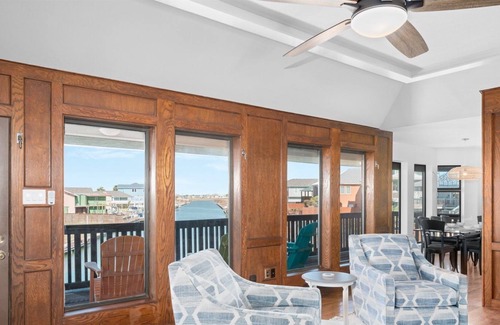 City-by-the Sea House | Enormous luxury home with a private pool in City By The Sea with access to the I