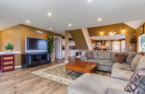 Roads End Cottage | Expansive Ocean-View Homes with Deck & Firepit by the Beach