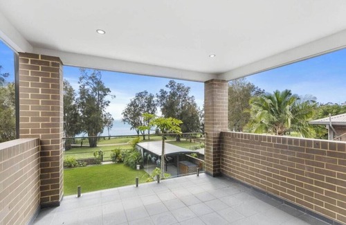 Berkeley Vale House | Enough room for all of the family and a few more!