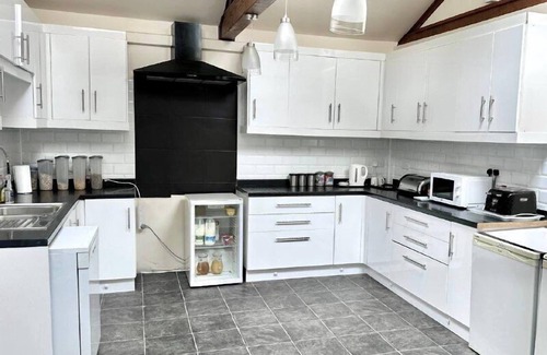 Gloucester House | Comfortable Twin Room with Private Bath & Breakfast Included