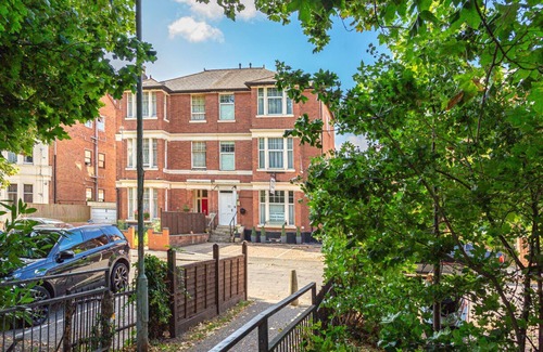 Gloucester House | Comfortable Twin Room with Private Bath & Breakfast Included
