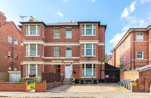 Gloucester House | Comfortable Twin Room with Private Bath & Breakfast Included