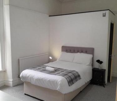 Sketty House | Budget-Friendly Ensuite Room in Sketty R8 Awaits You