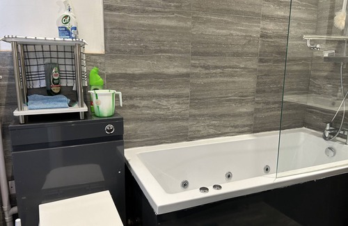 Walsall House | Private Bathroom Ensuite Room at Walsall - Breakfast Included