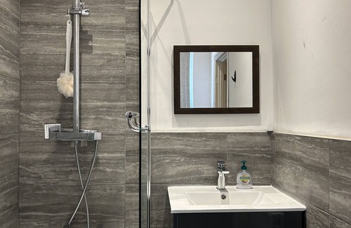 Walsall House | Private Bathroom Ensuite Room at Walsall - Breakfast Included