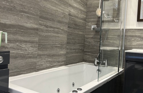 Walsall House | Private Bathroom Ensuite Room at Walsall - Breakfast Included