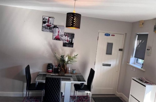 Finglas North Apartment | Cozy Twin Room Near Dublin Airport with Breakfast Included