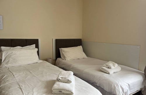 Gloucester House | Top-Rated Ensuite Twin Room with Private Bathroom Awaits