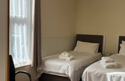 Gloucester House | Top-Rated Ensuite Twin Room with Private Bathroom Awaits