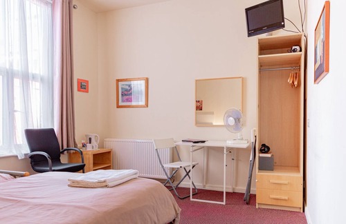 Gloucester House | Top-Rated Ensuite Twin Room with Private Bathroom Awaits