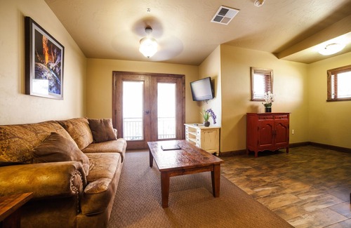 Zion National Park South Entrance Hotel | Experience Comfort and Fun with Pool Near Sorella Gallery
