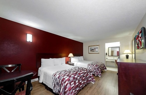 Ellenton Hotel | Enjoy a Comfortable Stay with Pool & Pet-Friendly Options