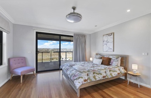 Eglinton House | Entertainers Dream: Fireplace, Pizza Oven & High-Speed Wifi