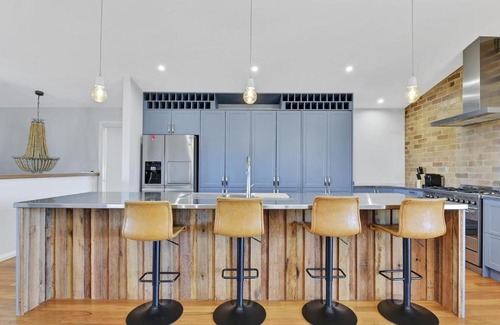 Eglinton House | Entertainers Dream: Fireplace, Pizza Oven & High-Speed Wifi