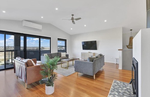 Eglinton House | Entertainers Dream: Fireplace, Pizza Oven & High-Speed Wifi