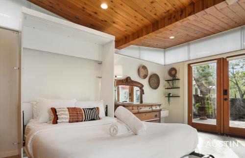 West Campus House | Family-Friendly Retreat with Outdoor Games and Putt-Putt