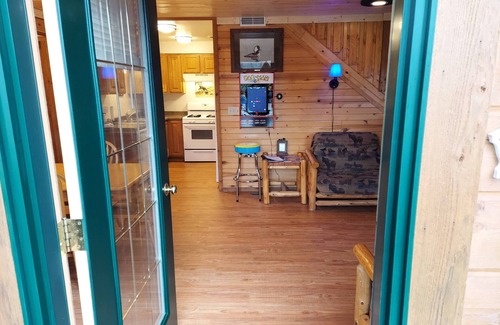 Warrens Cabin | Ultimate Sports Retreat with Ocean Views and Pet-Friendly Perks