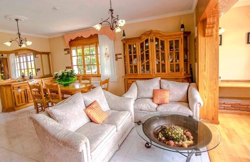 Castellet i la Gornal Villa | Enticing Elegance - 10min to Costa Dorada beaches!