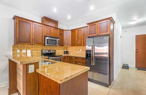 Guildford Apartment | Cozy 1 BD Suite with 2 Bathrooms in Surrey