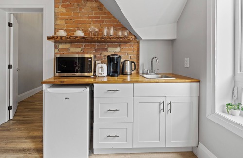 Mount Hope Huron Park Apartment | Top-Floor Retreat: 3 Bedrooms with Child-Friendly Amenities