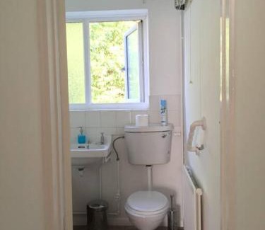 Wokingham Apartment | Convenient 2-Bed Apartment - Ideal for Families & Travelers