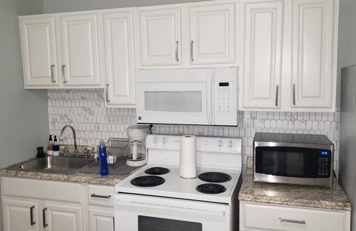 Weequahic Apartment | Private 2-Bed Apartment Near NYC and Outlet Shopping