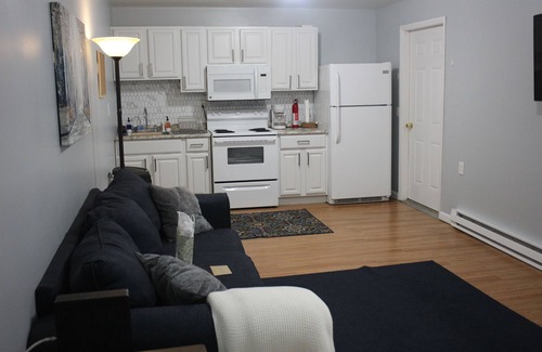 Weequahic Apartment | Private 2-Bed Apartment Near NYC and Outlet Shopping
