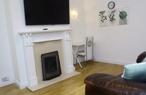 Leeds Apartment | Entire 2 Bedroom House in Leeds City Centre - Free Parking & Free WiFi