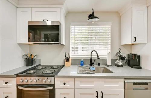 Alpine House | Cozy 2 Bedroom Guest Cottage - Pet and Child Friendly Retreat