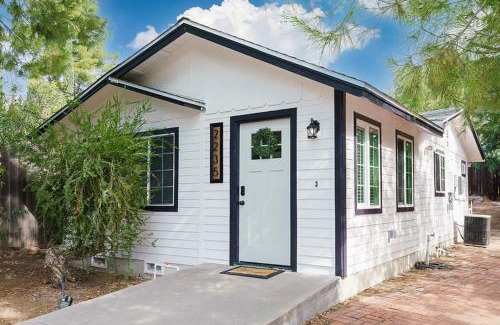 Alpine House | Cozy 2 Bedroom Guest Cottage - Pet and Child Friendly Retreat