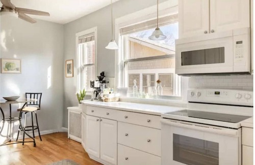 South Evanston House | Whole 2-Flat Available: Enjoy Pet-Friendly Comfort & Spa