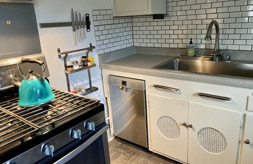 Shafter House | Stylish 2 BR Rockridge Temescal Upper Flat - Ideal Location