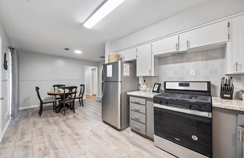 Deer Park House | Spacious 3 Bedroom Home in Deer Park with High-Speed Wifi