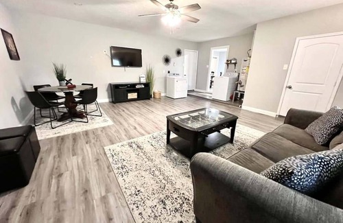 Deer Park House | Spacious 3 Bedroom Home in Deer Park with High-Speed Wifi