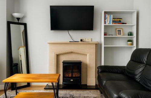 Edmonton Apartment | Cozy 3 Bedroom Home with Garden in London, Breakfast Included